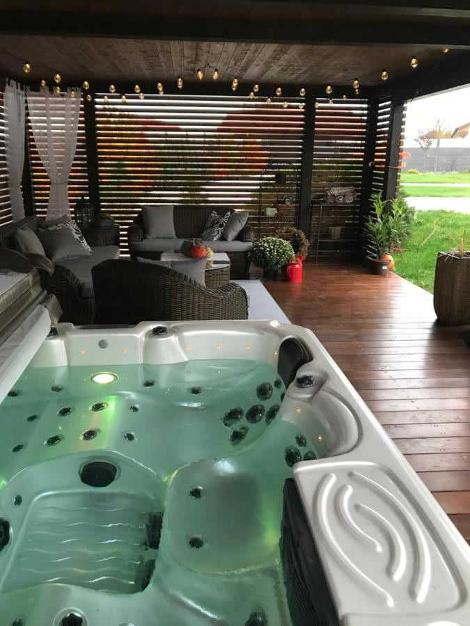 Orchardhouse Farmhouse, Wellness Chrast  エクステリア 写真